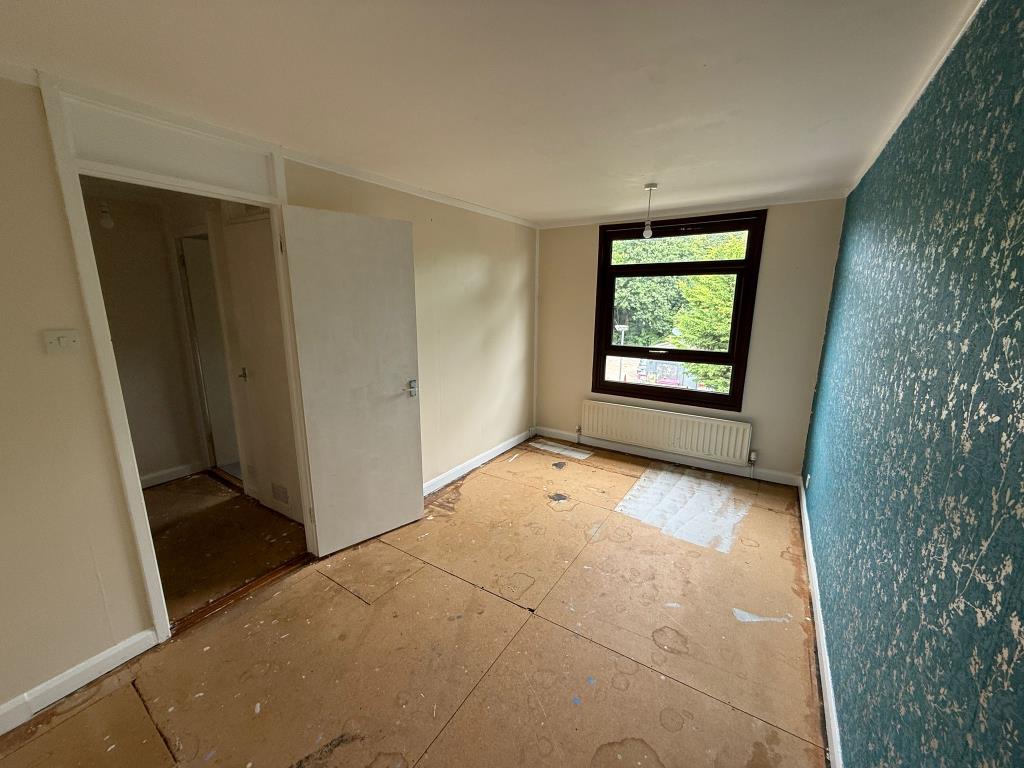 Lot: 157 - HOUSE IN NEED OF IMPROVEMENT - Bedroom 1 of House in need of improvement